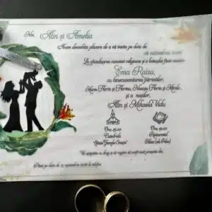 Invitație botez cu coroniță florală și fundă argintie elegantă