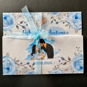 Invitație botez cu părinți și bebeluș în ilustrație florală bleu personalizată