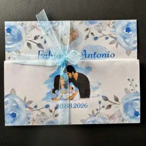 Invitație botez cu părinți și bebeluș în ilustrație florală bleu personalizată