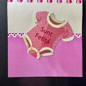 Invitație botez cu body ilustrat și fundal roz personalizată