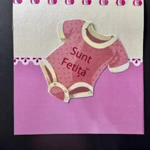Invitație botez cu body ilustrat și fundal roz personalizată