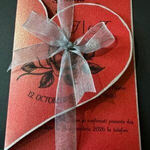 invitație nuntă tipărită romantică cu copertă inimă și trandafir gravat vintage