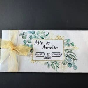 invitație nuntă plic tipărită cu eucalipt și fundă organza aurie – exterior cutie
