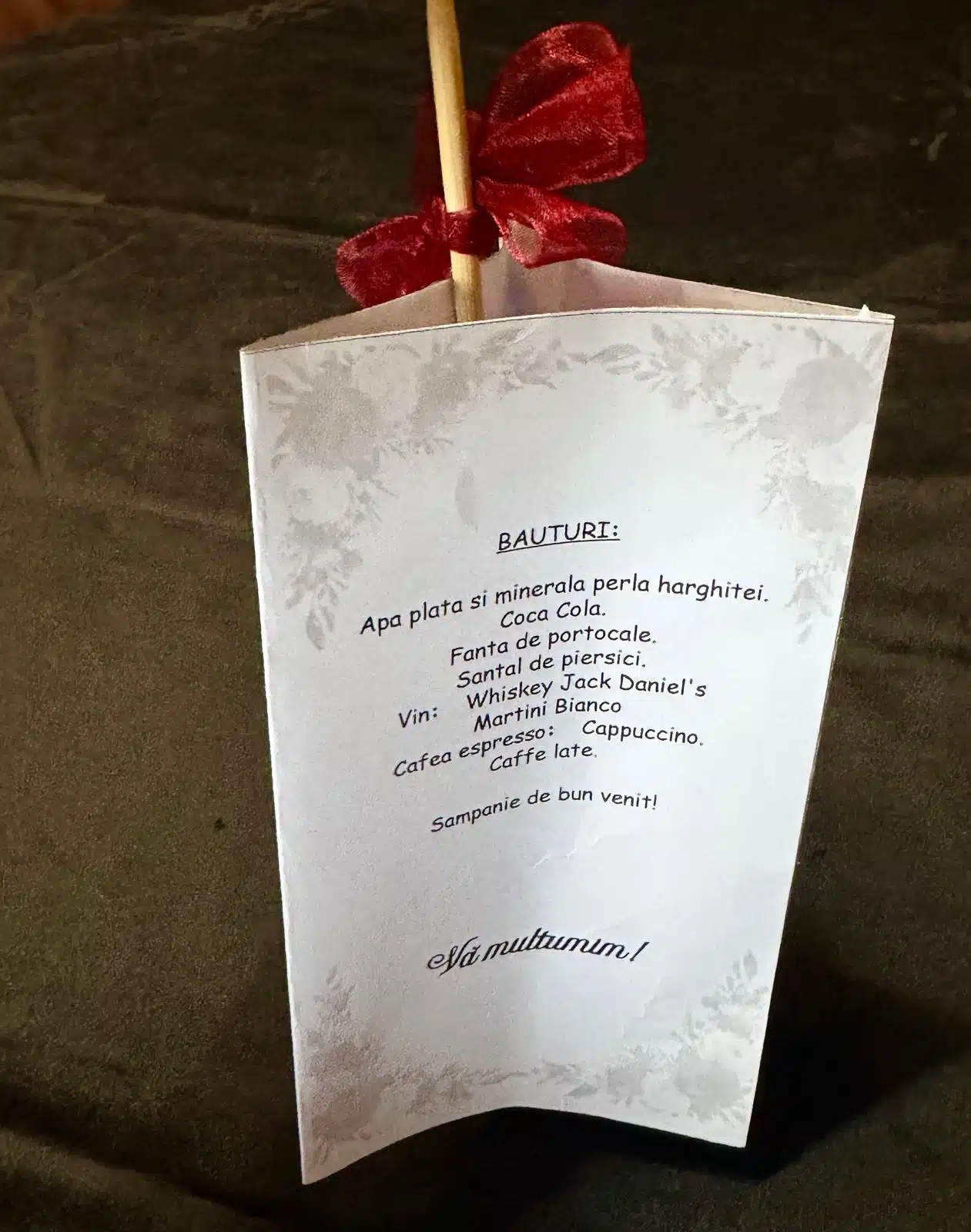 Meniu nunta vertical triunghi cu flori si cuplu ilustrat - imagine 3